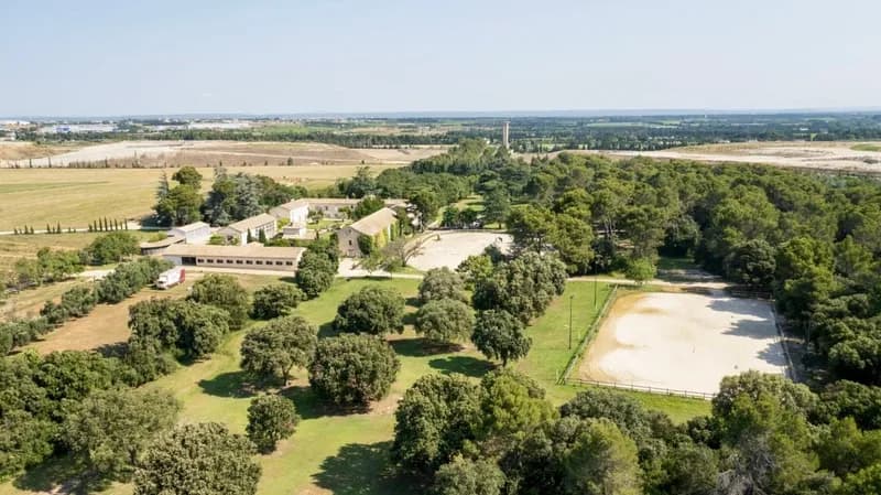 Vue aérienne du domaine, de ses bâtiments et de son parc arboré