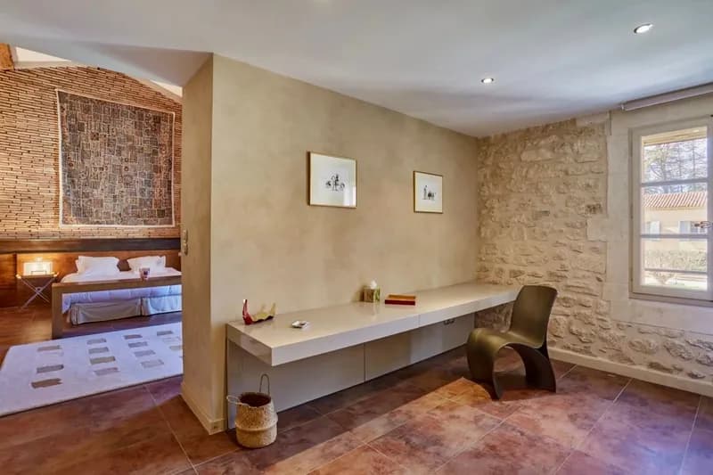 Coin bureau d'une chambre, avec plan suspendu et mur en pierre